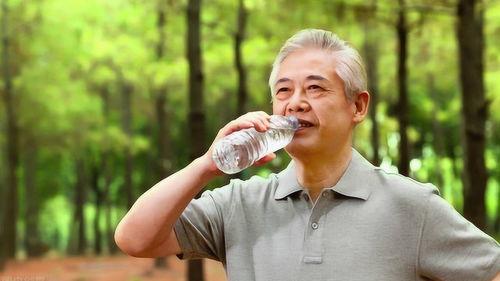 起床到底是先喝水还是先吃饭?这事得看身体状态，但多数时候，先喝水更靠谱。
   