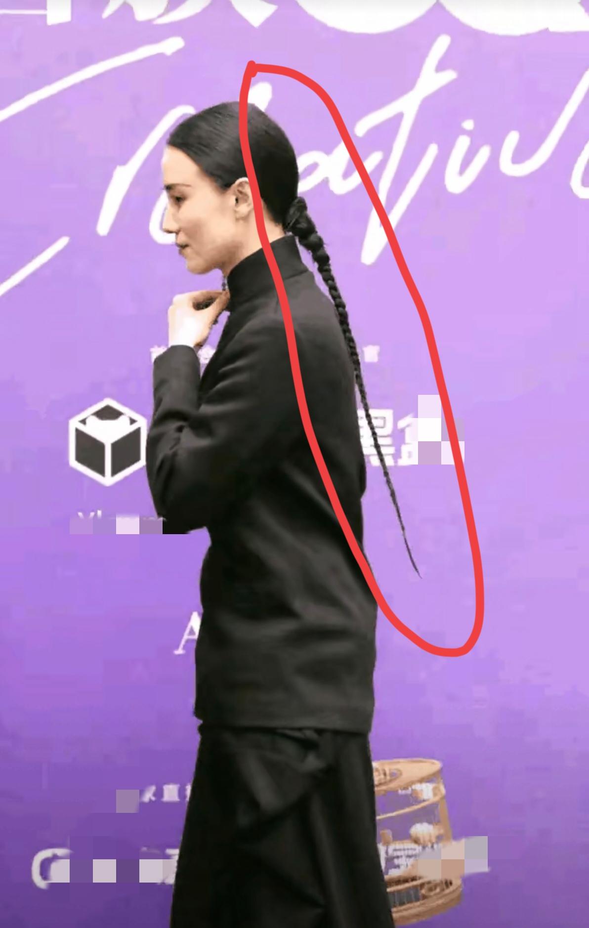 宋佳为啥招人非议，看看她脑后这根老鼠尾巴辫子的历史就知道了，这是民族屈辱的符号。