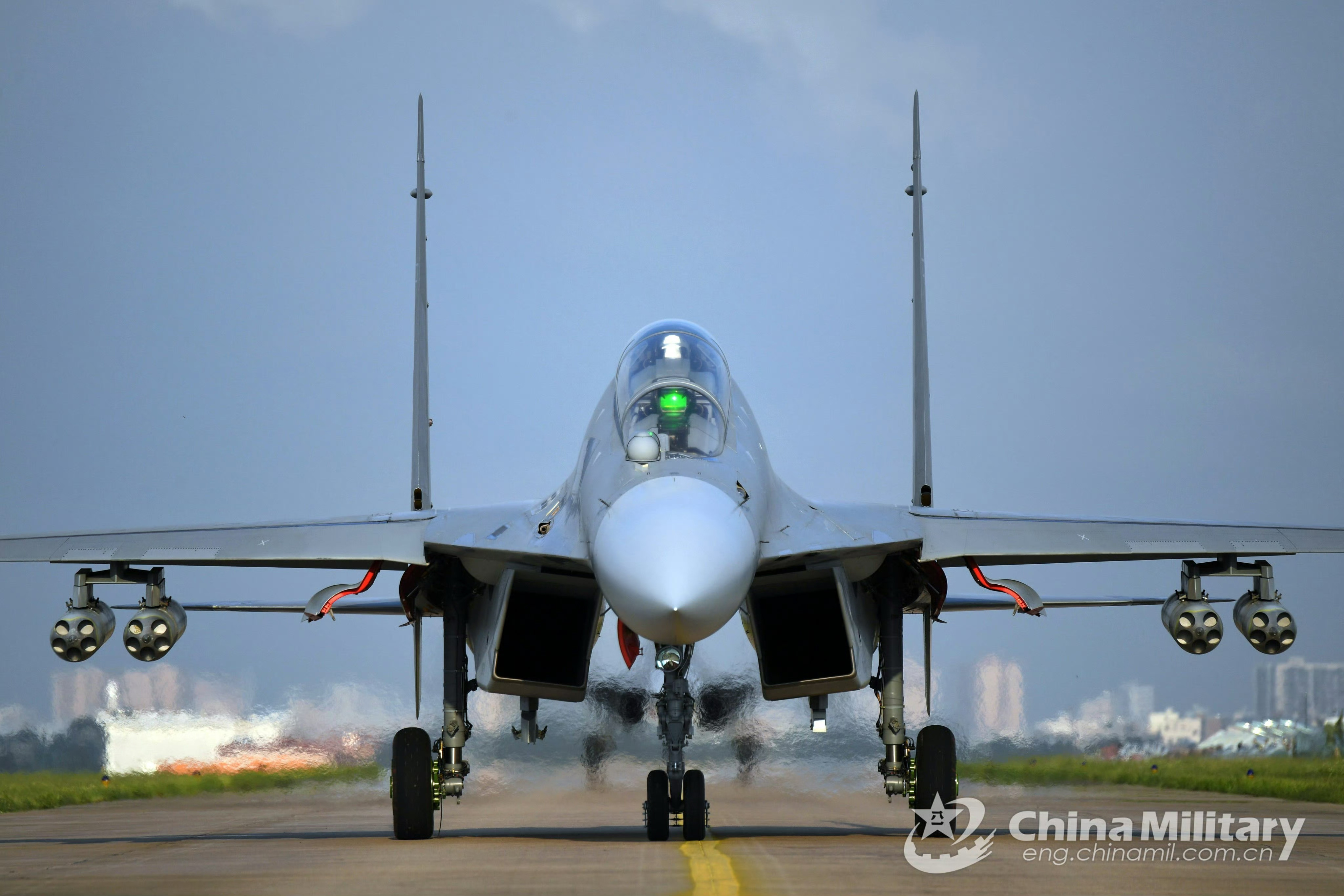#航空新视野[超话]# 去年珠海航展，我国空军歼-16战斗机已经对外展示了几款先