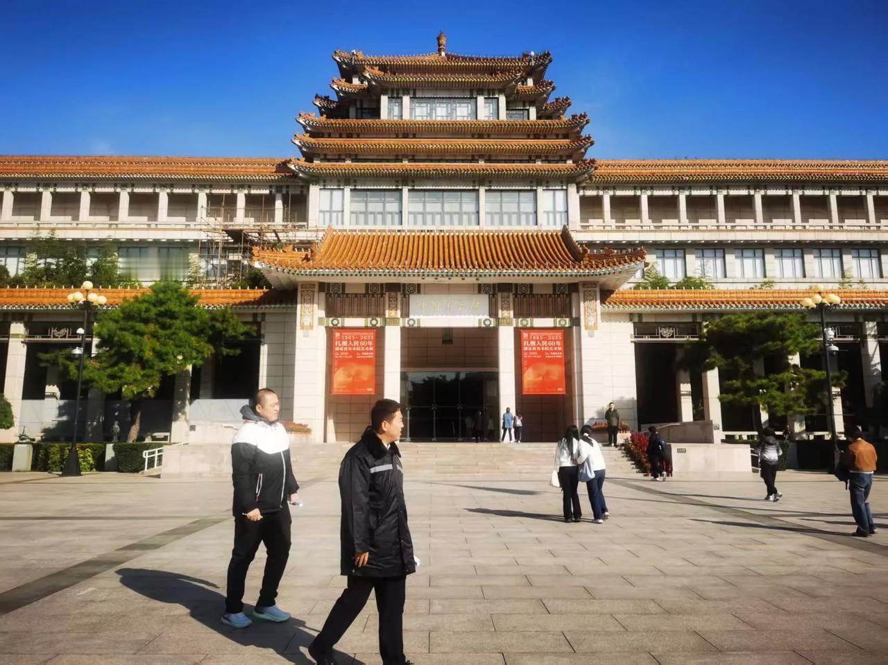 中国美术馆：值得去看一看，虽然懂的不多，但世上的美是相通的啊，学习借鉴不好吗？里