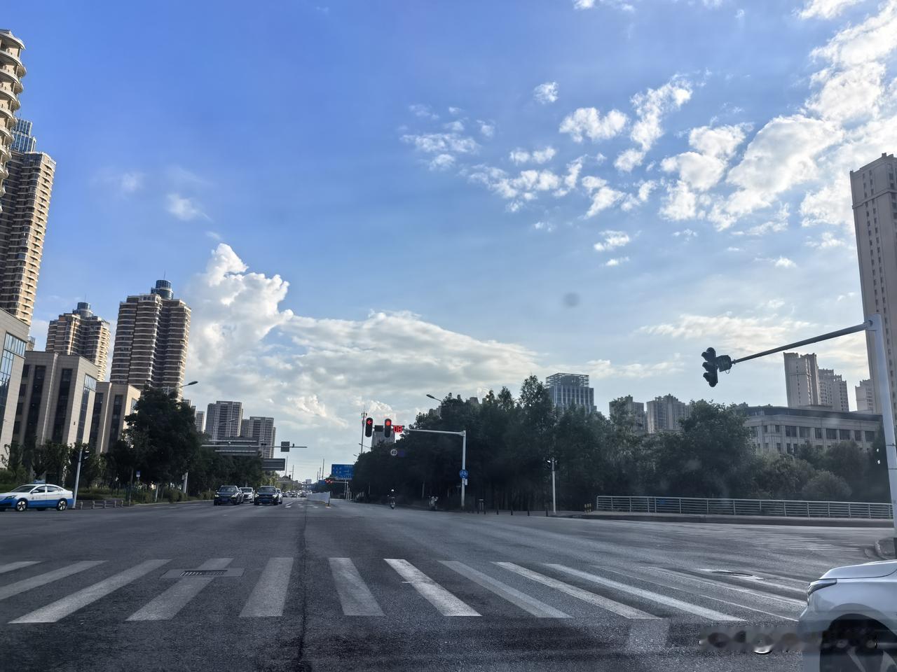 随便翻了一下媒体八卦，发现假富豪还真多，头些年还好好的，某一天就突然出事了，破产