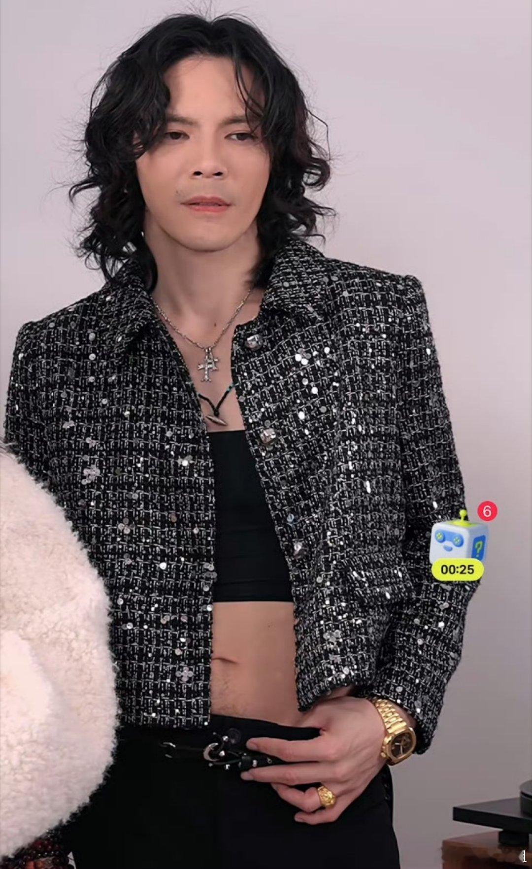 郭碧婷管管你老公到底谁建议向佐露脐装的！！！[裂开][裂开]但凡换成一件黑T，黑