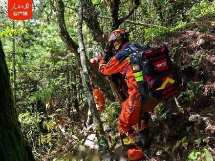 救援队徒步深入吉隆口岸受灾核心区