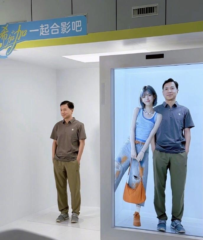 李彦宏现身百度最高奖颁奖典礼，给技术团队颁发1300万元奖金，体验AI Agen
