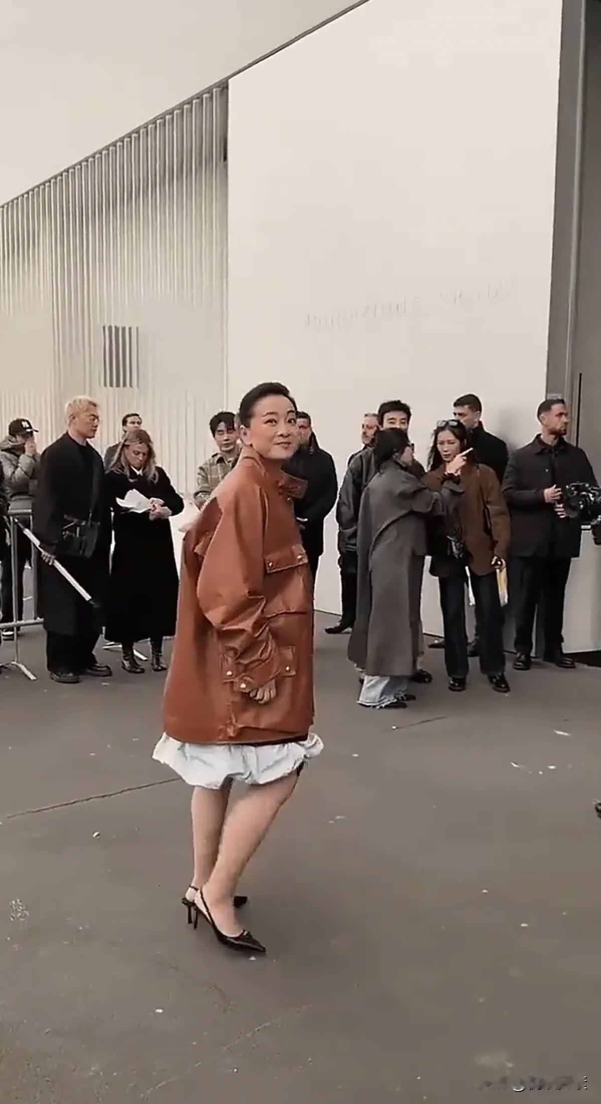 贾玲整容后，
确实比以前苗条了不少，
不过还是觉得胖的时候可爱些，
让人亲近，现