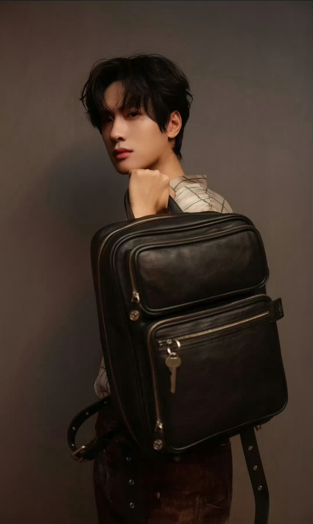 展轩 × 全新营业大片，身穿 Acne Studios 套装出镜，格纹衬衫搭配做