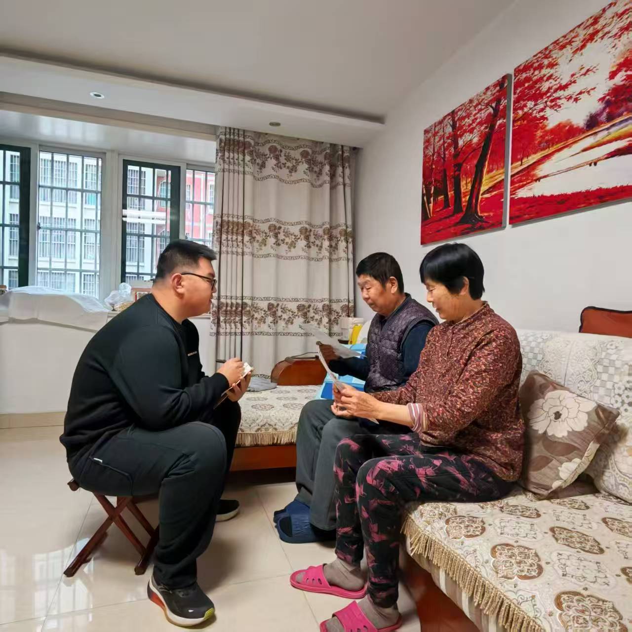 秦岭笑谈护老防骗不松懈，同心反诈筑屏障——曲阜师范大学暖阳护老防骗队开展护老反诈