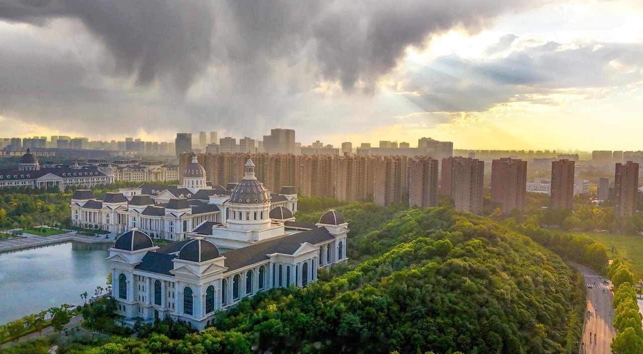 【云卷风轻瞰农大，景明楼美入画来】在河南农大的天空下，霞光把农大的建筑镀上暖金边