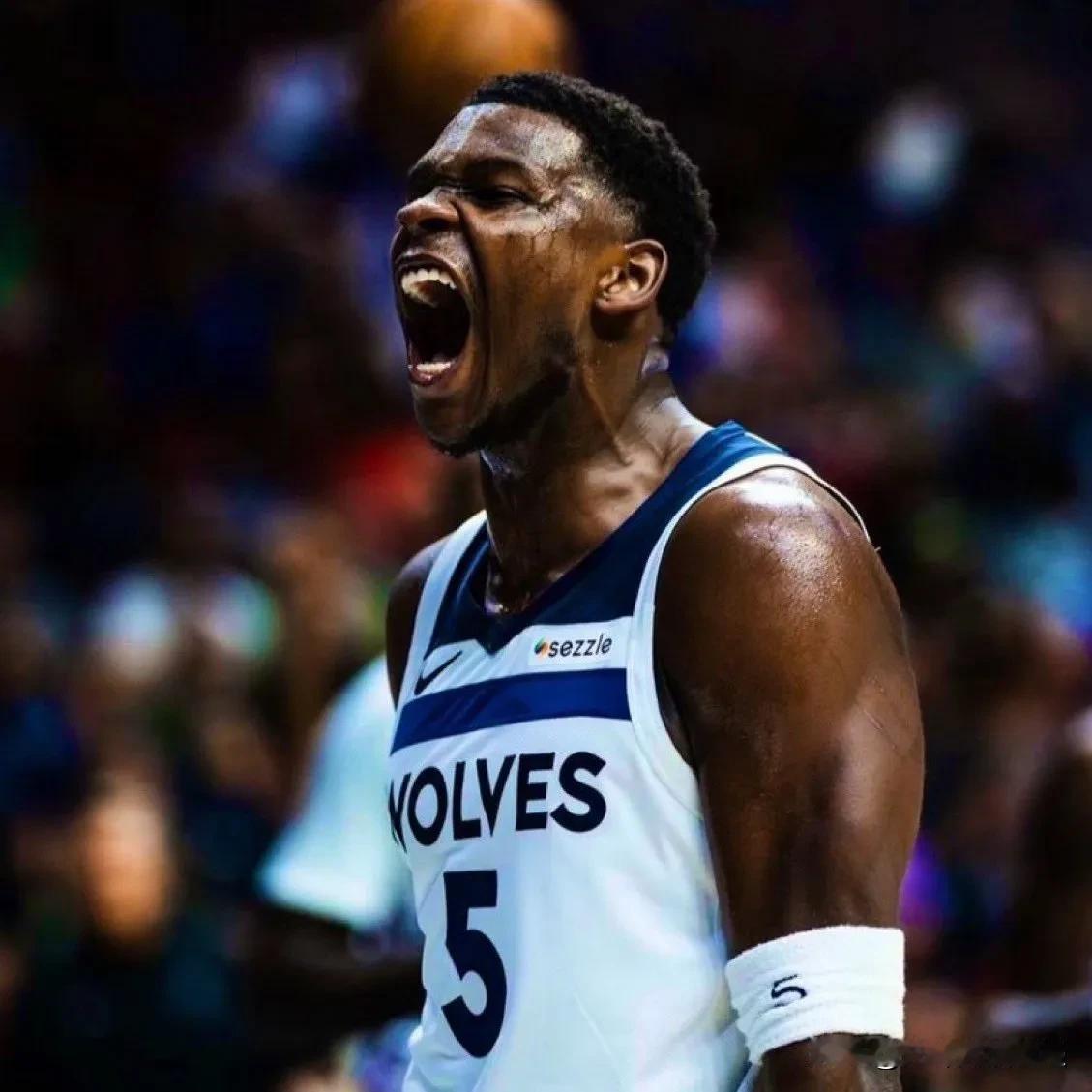 安东尼·爱德华兹（24岁）在明尼苏达森林狼队的历史上：

得分超过 30 分的比