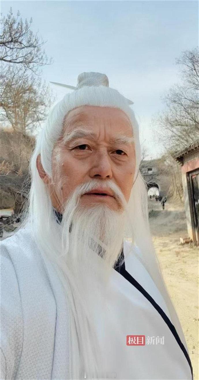 短剧爷爷回应走红网络  72岁老人坦言拍短剧压力很大  近日，72岁的短剧演员袁