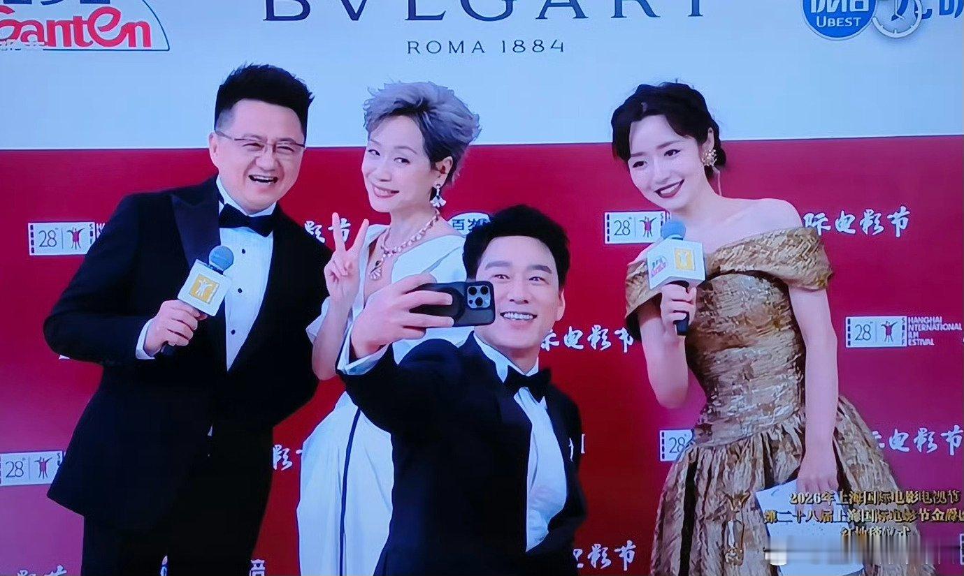 杨紫琼也逃不过合照狂魔王耀庆王耀庆 杨紫琼也没逃过王耀庆的合照雷达，这男人今天红