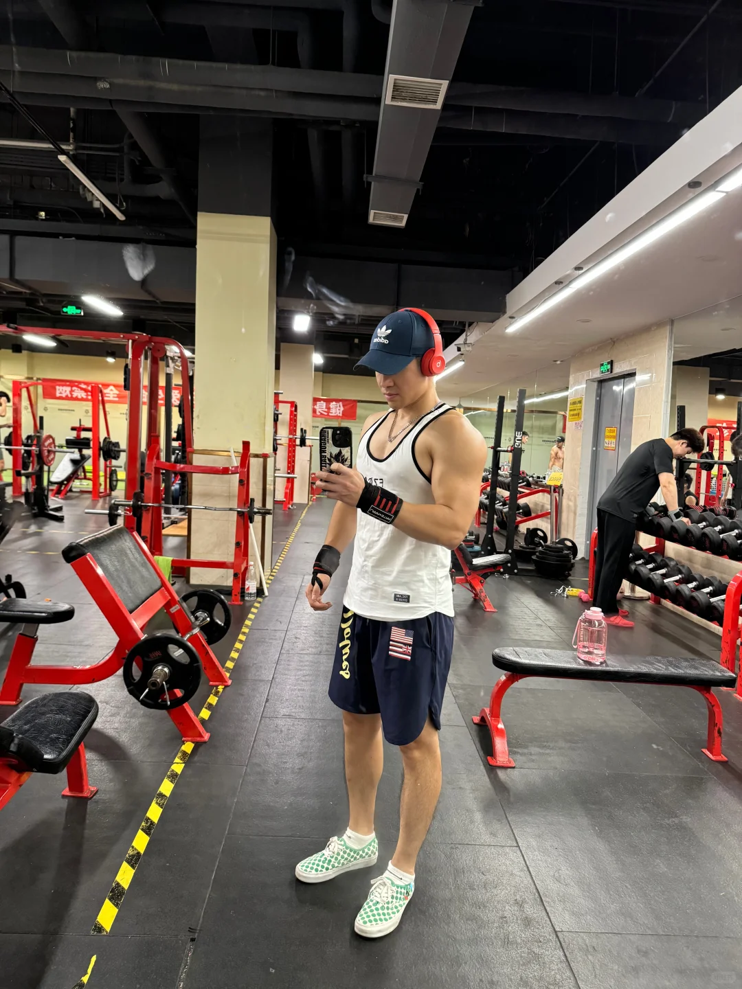 怼镜子拍大 其实没多少肌肉