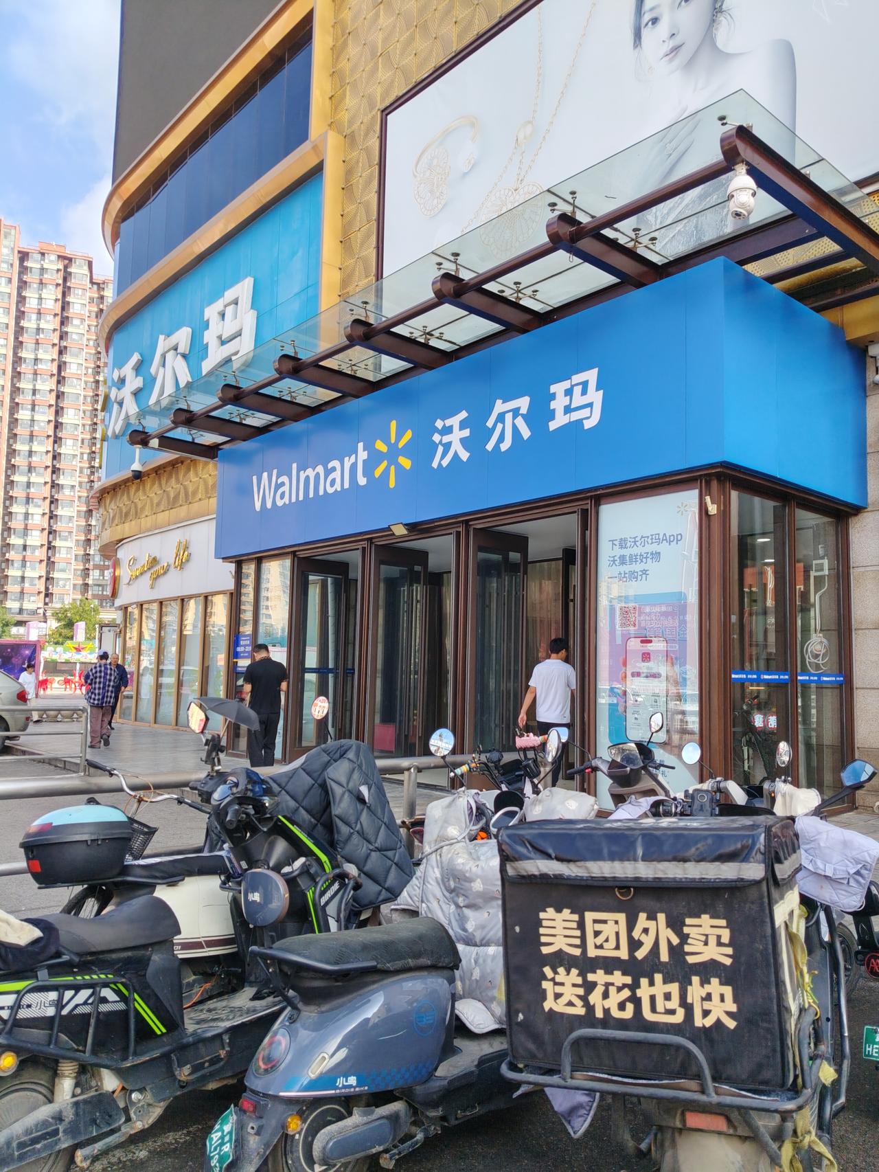 家里抽纸用完了，一早儿趁着凉快去了趟沃尔玛，顺便吃顿汉堡。
上了公交车一屁股坐下