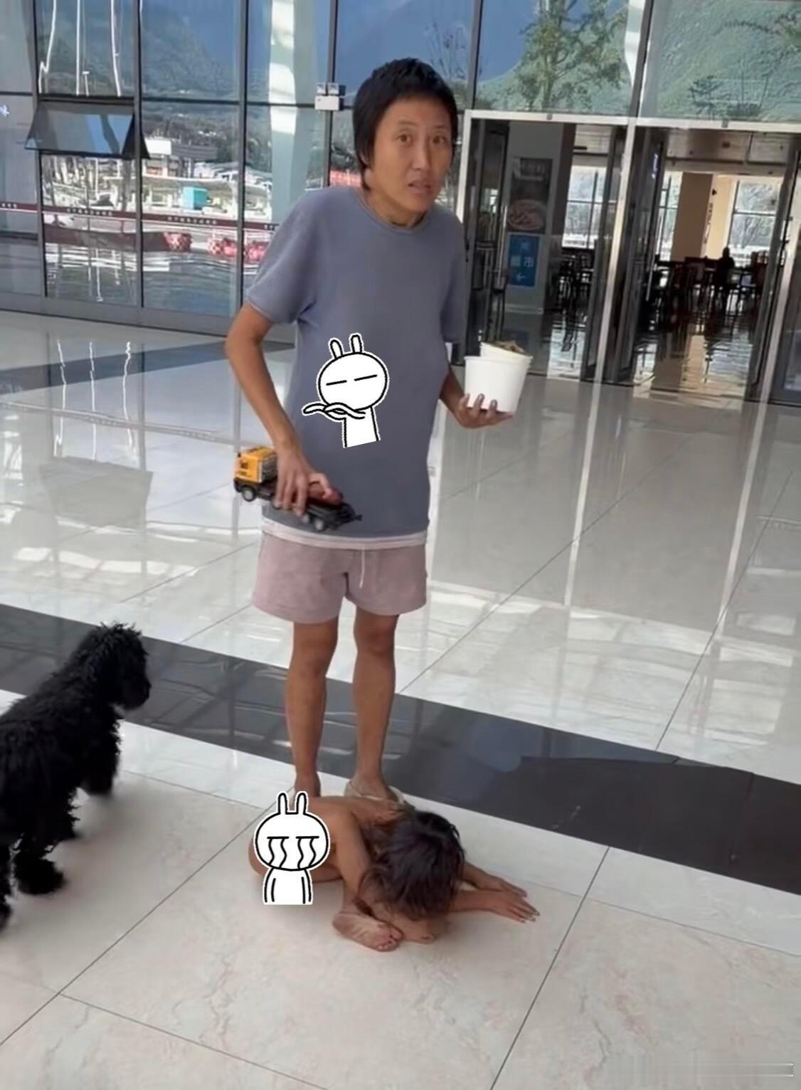 这是野人小孩的妈妈么？10.12网友拍到的…… ​​​