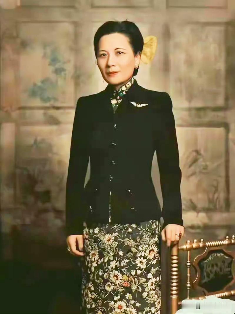 1943年，宋美龄身着碎花旗袍，佩戴荣誉飞鹰胸章。

这枚胸章意义非凡，是宋美龄