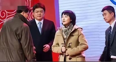 2007年，央视主持人张斌，正在直播奥运新闻发布会时，他的妻子突然冲上台，拿起话
