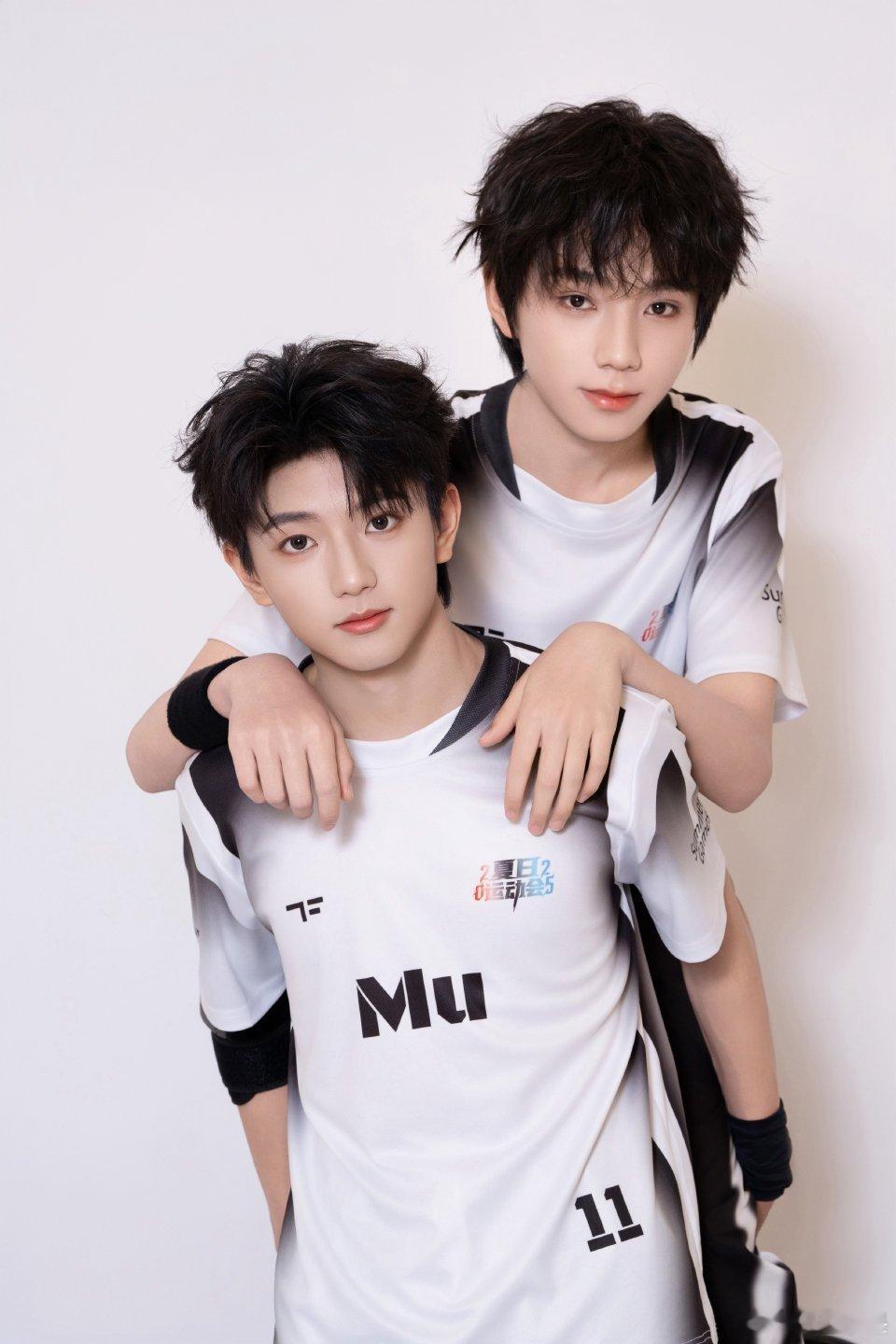 橹穆 ❤️橹穆 9天安利计划 Day3:最喜欢的一组照片壁纸，背背，嫡长女天魔和