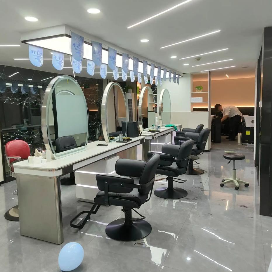 这起“外甥剪头，舅舅破防”的闹剧，再次将“正月理发死舅舅”的旧俗推上舆论高点。虽