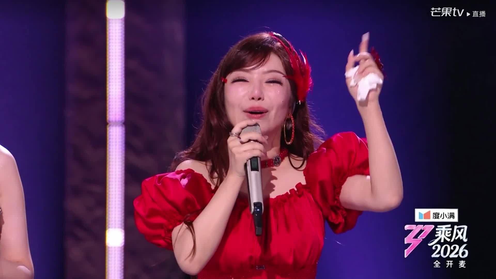 维妮娜在西班牙人面前唱西语歌 用母语传递音乐力量，舞台松弛又惊艳，每一句都充满故