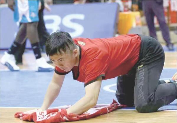 “擦地哥”孟飞：一块毛巾，擦出普通人的光芒
 
哨声一响，他立刻冲刺入场，双膝跪