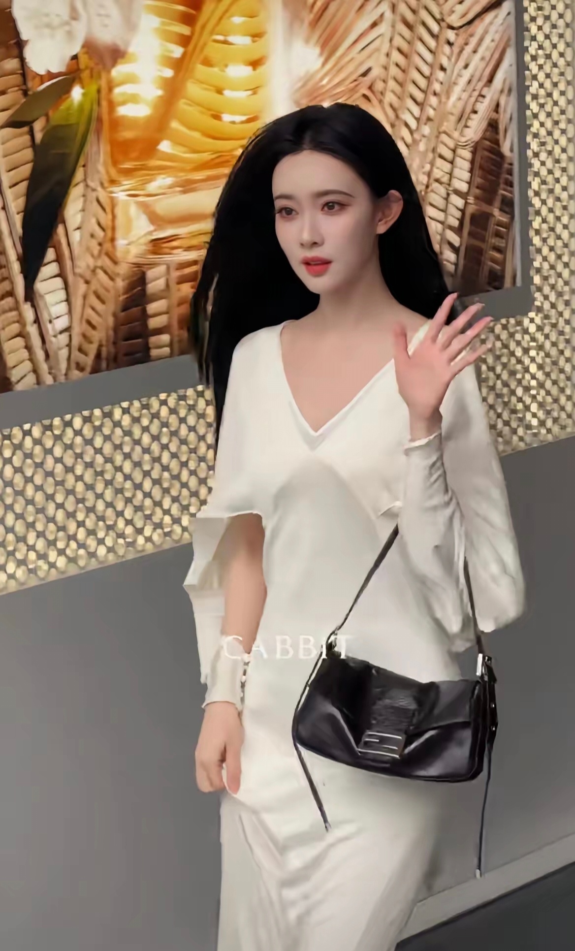 孟子义线下活动生图，黑长直搭配一袭白色缎面长裙，白的发光，是女生看了都会不断惊叹