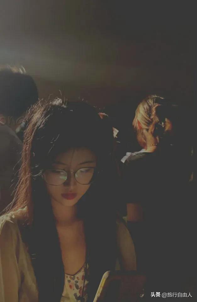 给大家整理一份全黑背景拍照攻略：
拍摄全黑背景照片的关键在于控制光线和背景反差，