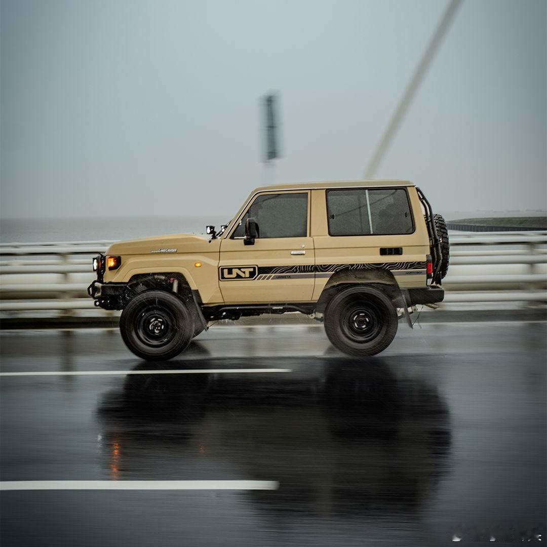 陆地巡洋舰   Yellow LC71 and the refined Silv