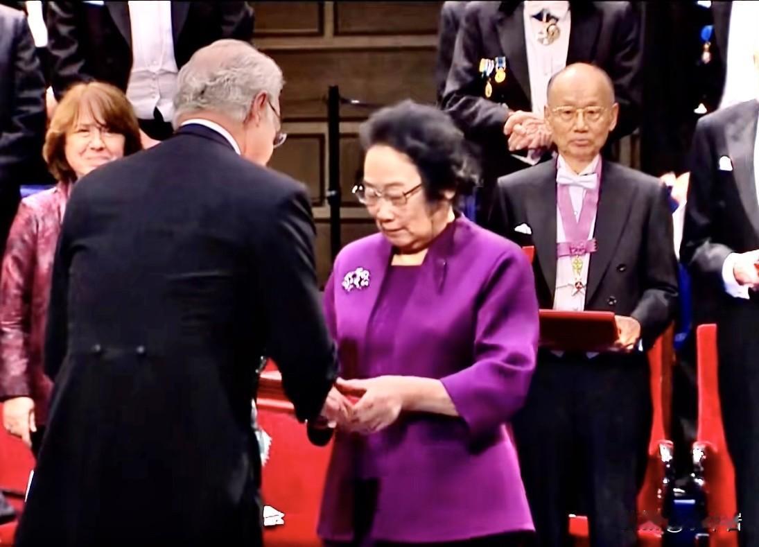 屠呦呦当选美国国家科学院外籍院士，无疑让广大网民对中国科学院院士评选机制产生了极