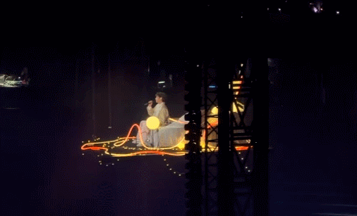 王源把床搬到了客厅王源把床搬到了客厅，跨年演唱会舞台设计超亮眼，悬空床+斜开舞台