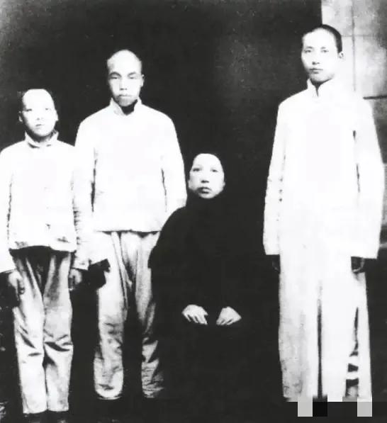 1906年，13岁的毛泽东偷看水浒被抓，被罚写打油诗，老师看完惊了：这娃不得了。