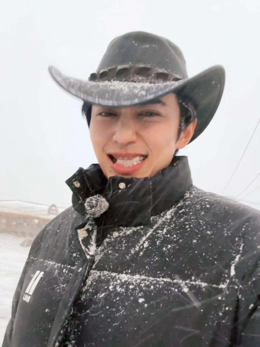 赵小童 大雪中的童牛牛，看着都好冷🥶🥶🥶 ​​​