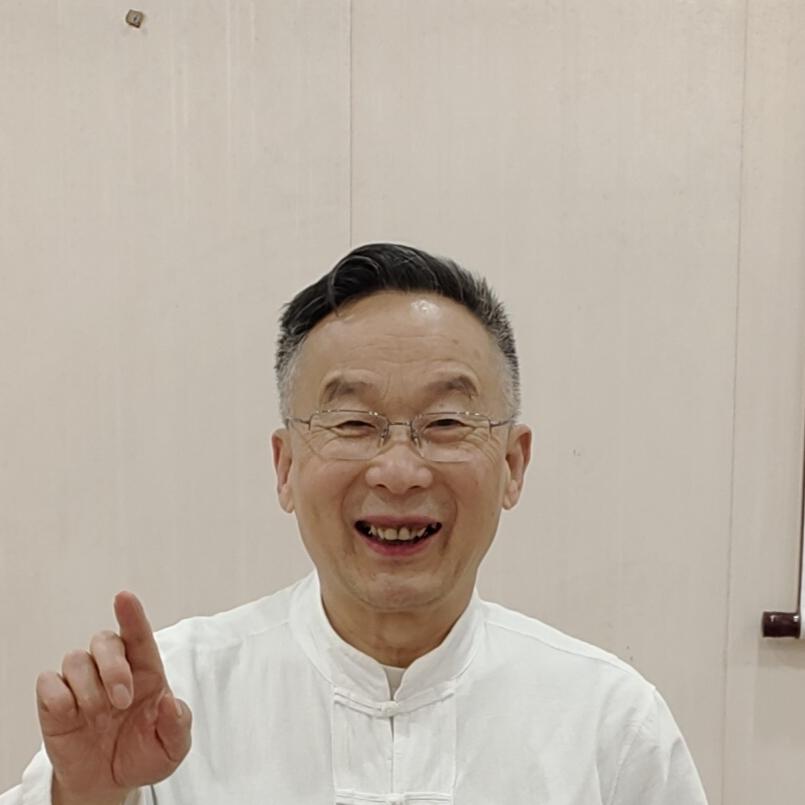中国气功研究室主任，气功博士，自吹中国气功第一人，不练气功，反对气功，却选择了跑