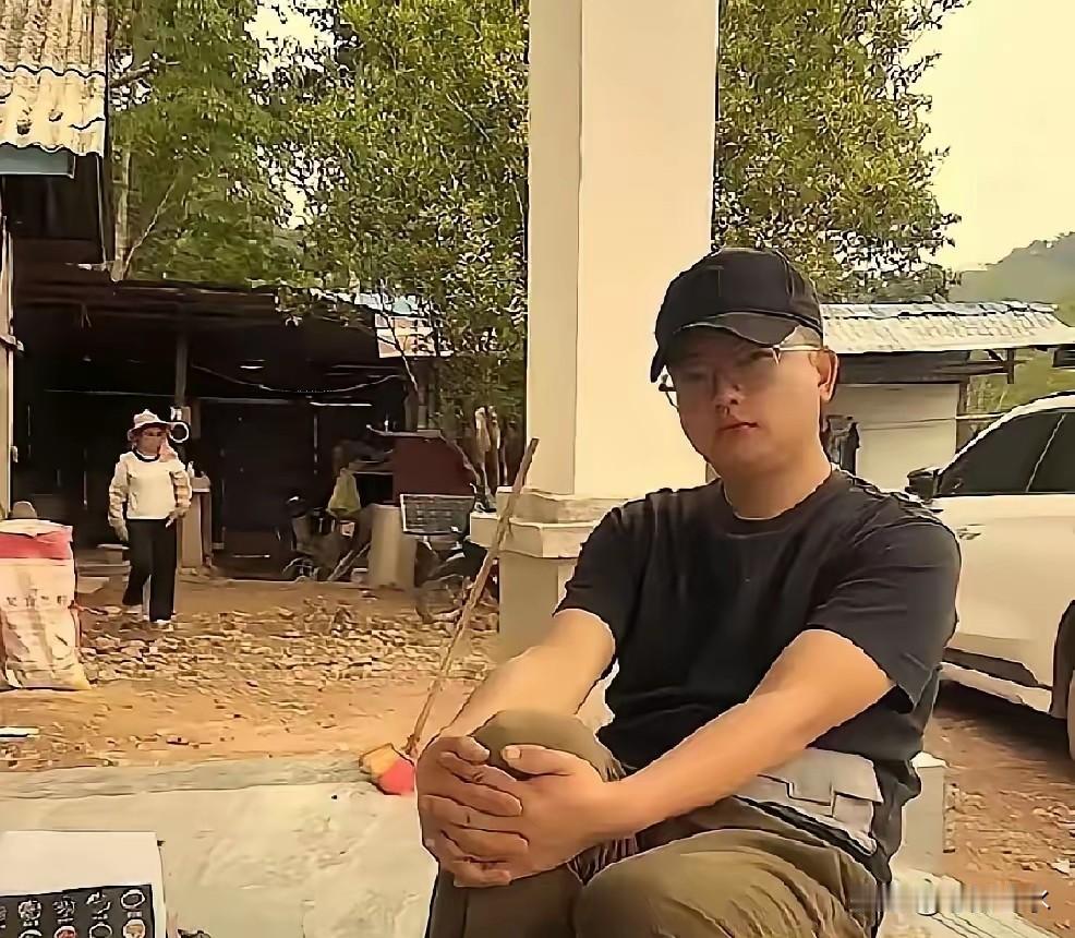 常刷小唐阿珍视频的人，对面孔里那个付哥肯定不陌生

网上对付哥的评价，挺难听的，