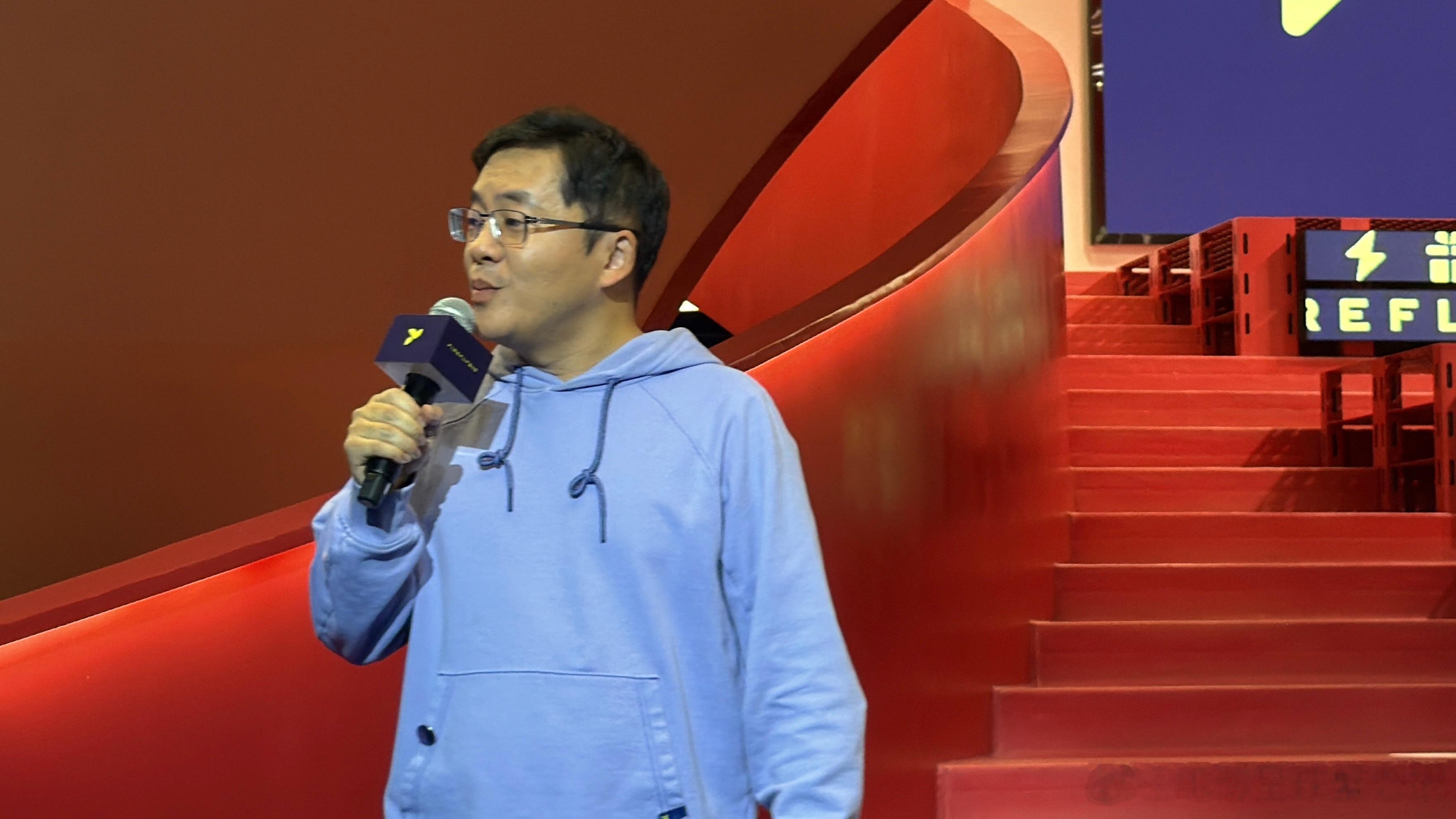 现场听完了的述职脱口秀，想起去年阿布扎比严肃的对话，万万没想到这才一年，已经是一