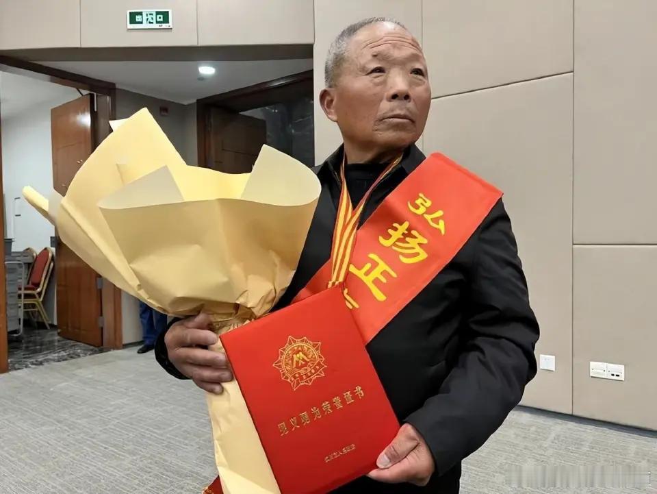 泪目了！戍边军人救人牺牲，72岁父亲含泪领奖：多希望儿子能自己来接受表彰。

昨