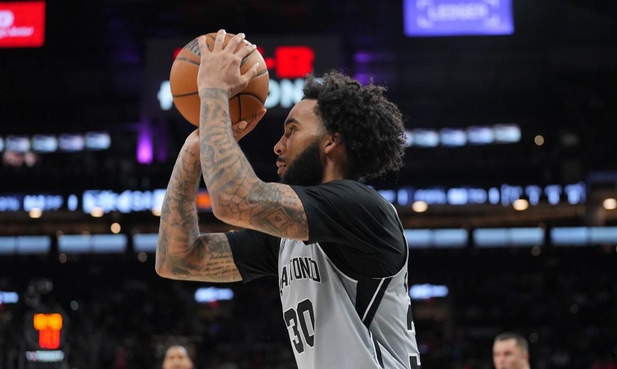 看着威少那一脸淡定地超了纳什，再看看对面国王那惨不忍睹的伤病名单，我这老球迷心里