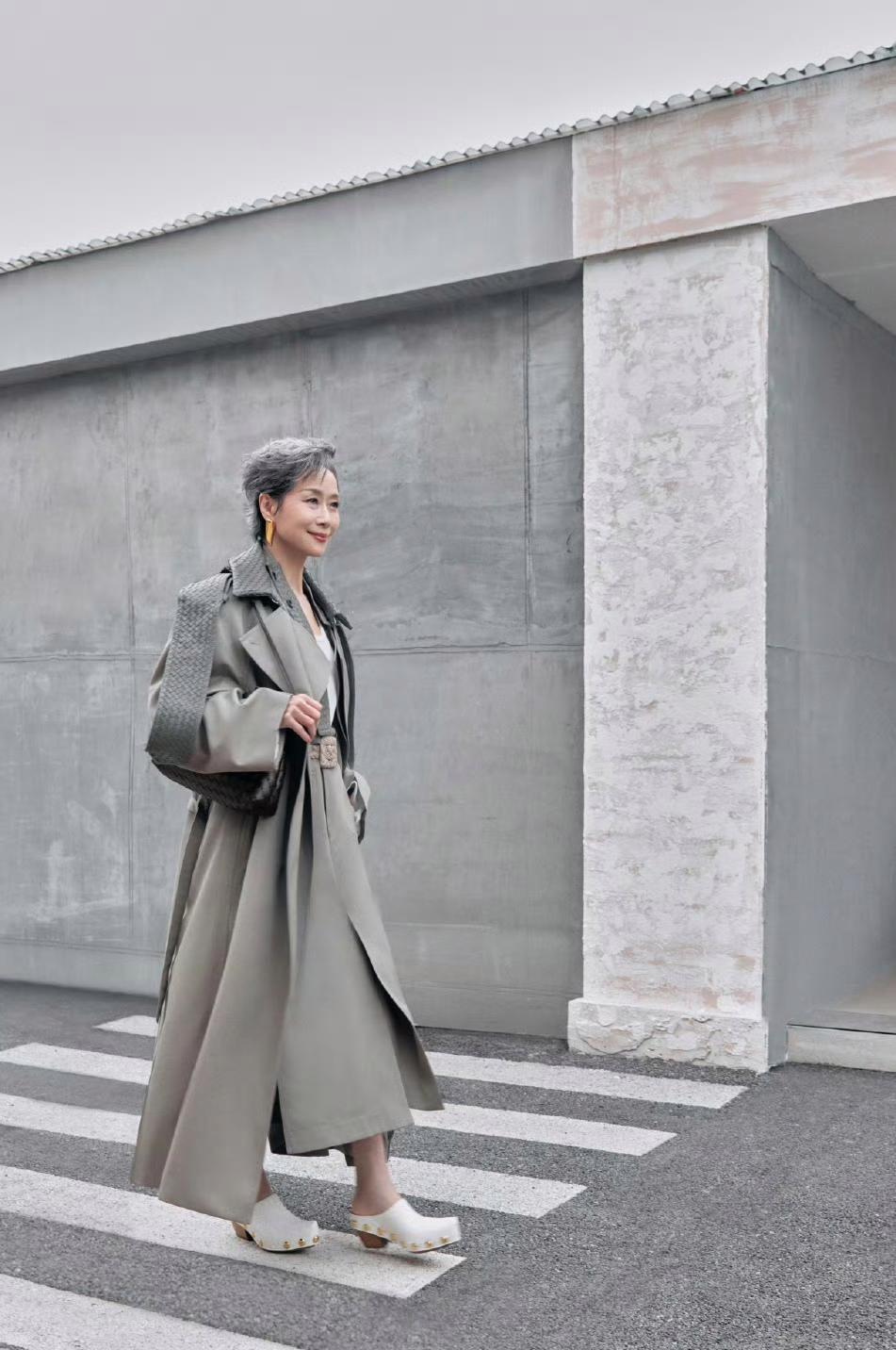 叶童的春季穿搭随性又讲究，白色鞋子初看怪异却暗藏巧思，耳环、腰带与编织包的点缀更