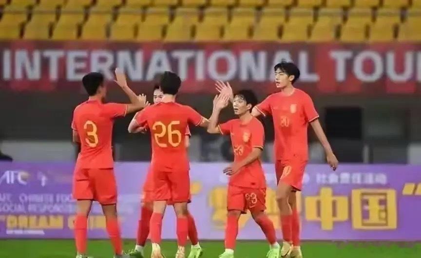 2-1！中国队终于赢了，79分钟绝杀，国产C罗救主，球迷欢呼 中国足坛历经第二次