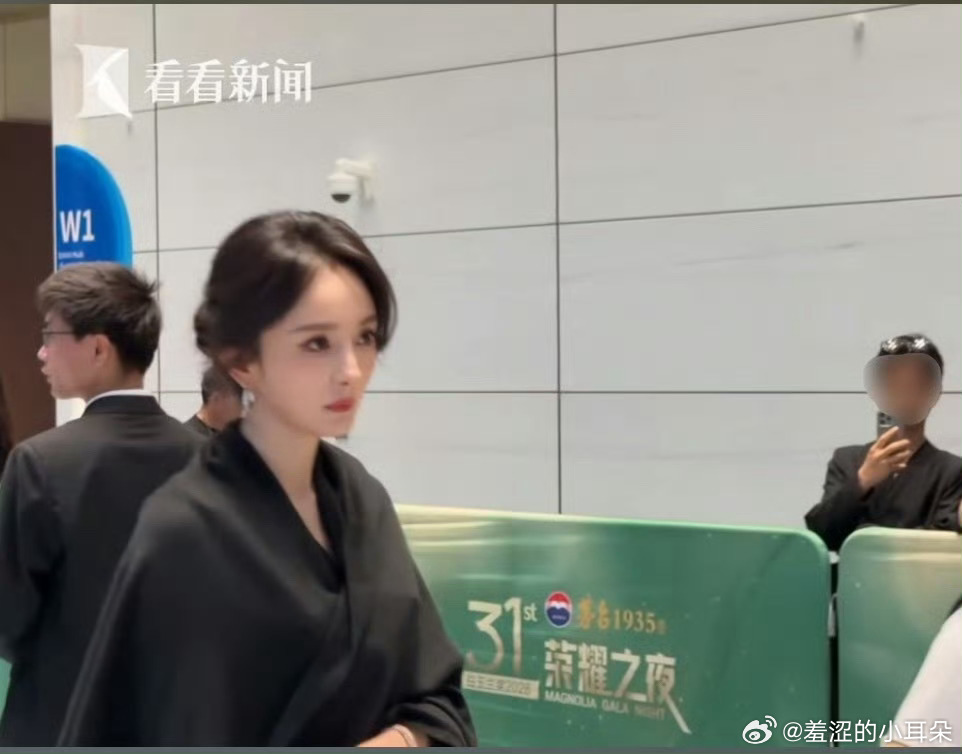 杨幂白玉兰提名晚宴造型，现场头发盘起来了，好好看！比官方出的黑长直好看。 白玉兰