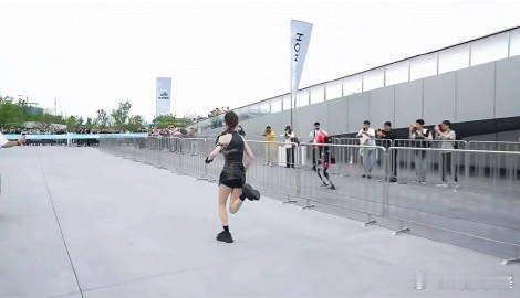 看完张予曦和荣耀闪电百米赛跑直接被震撼到！荣耀闪电才刚在亦庄半马以50分26秒打