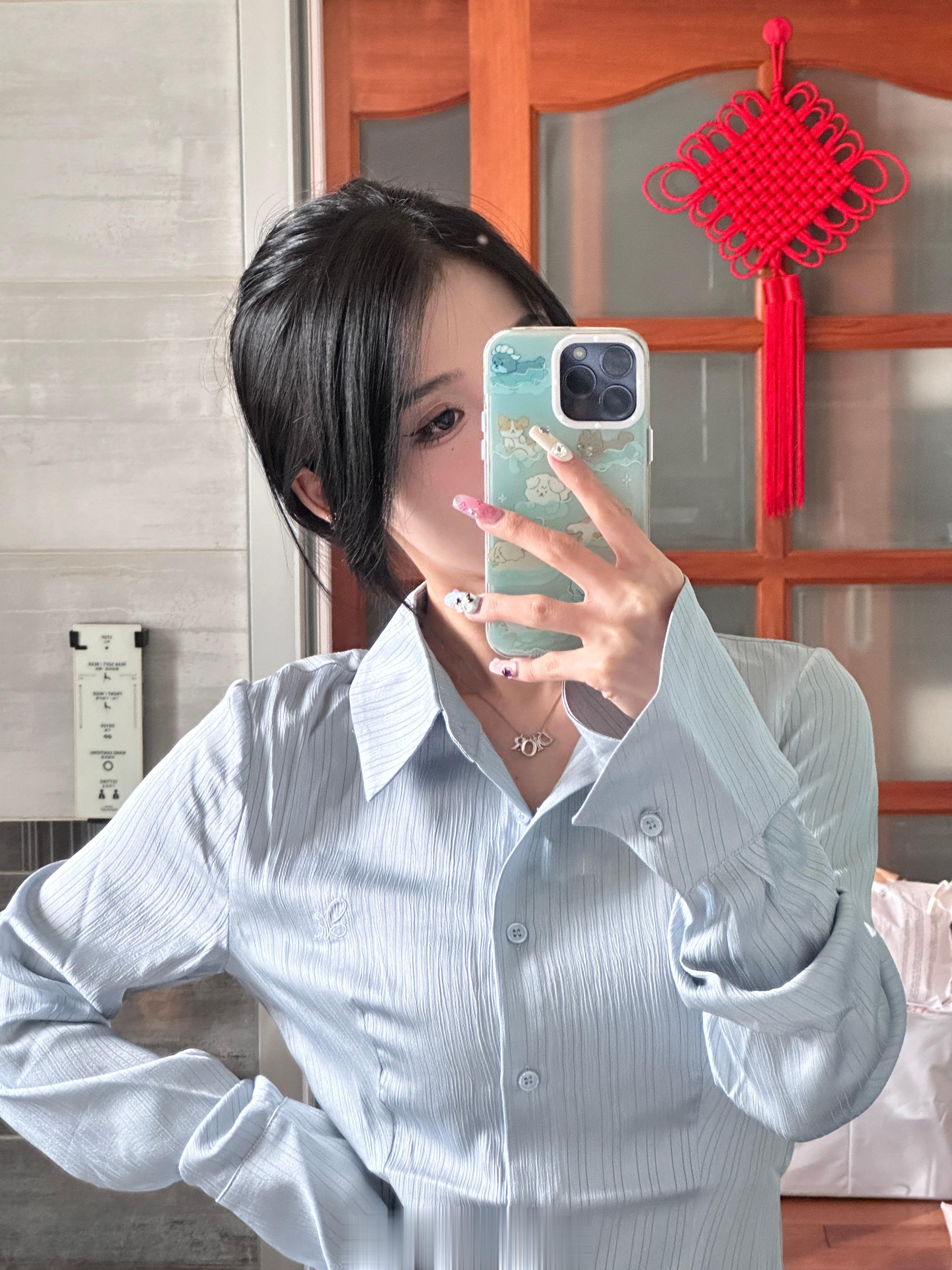 试穿衣服很开心 ​​​