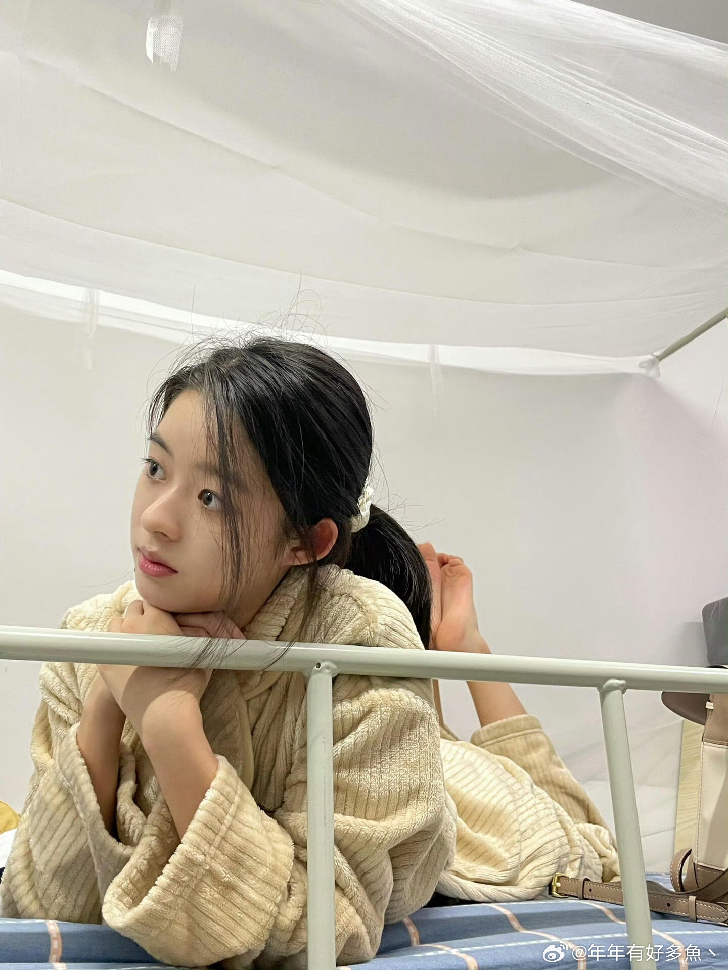 黄杨钿甜的高中宿舍照遭公开，环境看上去挺普通，穿着宽大睡衣挺朴素 