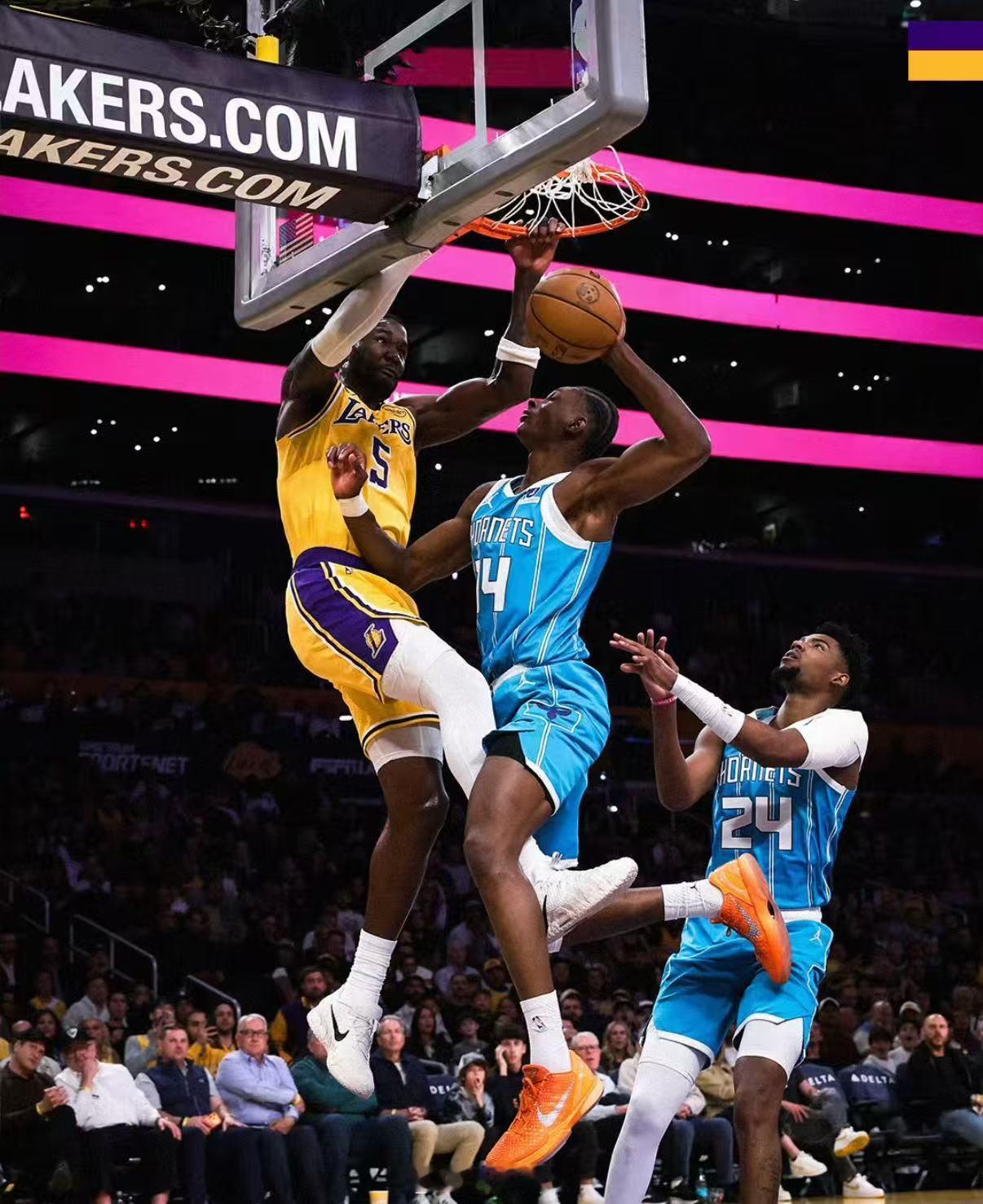 黄蜂vs湖人湖人手感起伏被黄蜂外线打爆，东契奇与詹姆斯联手砍高分难救主，三球三分