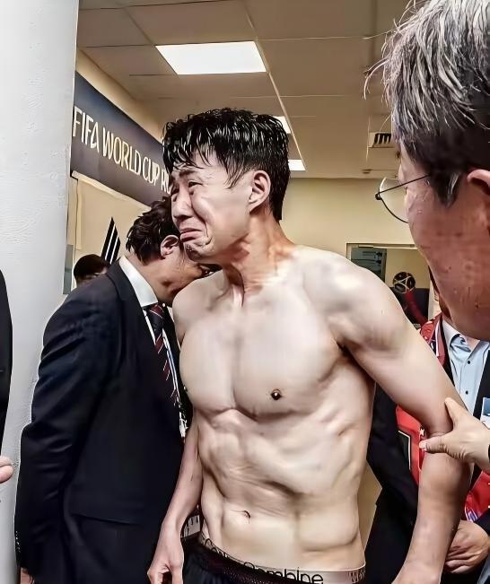 对比一下，韩国队球员失利后的痛哭自责，中国队球员输球后怒瞪球迷，或许能悟出点什么