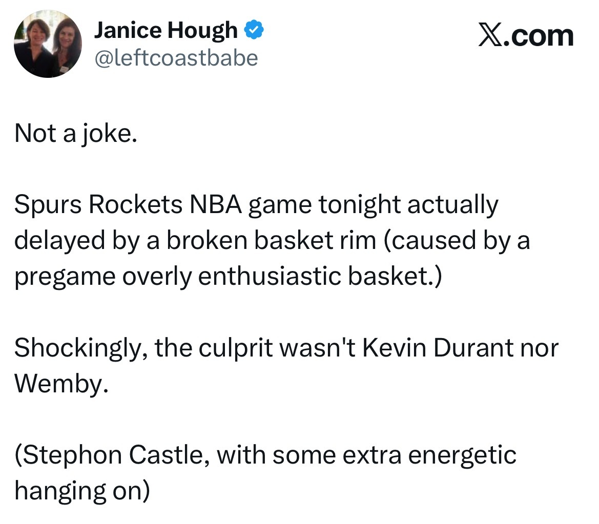 原定于9点开打的马刺vs火箭仍未开始，原因是卡斯尔在赛前热身时扣坏了篮框，目前工