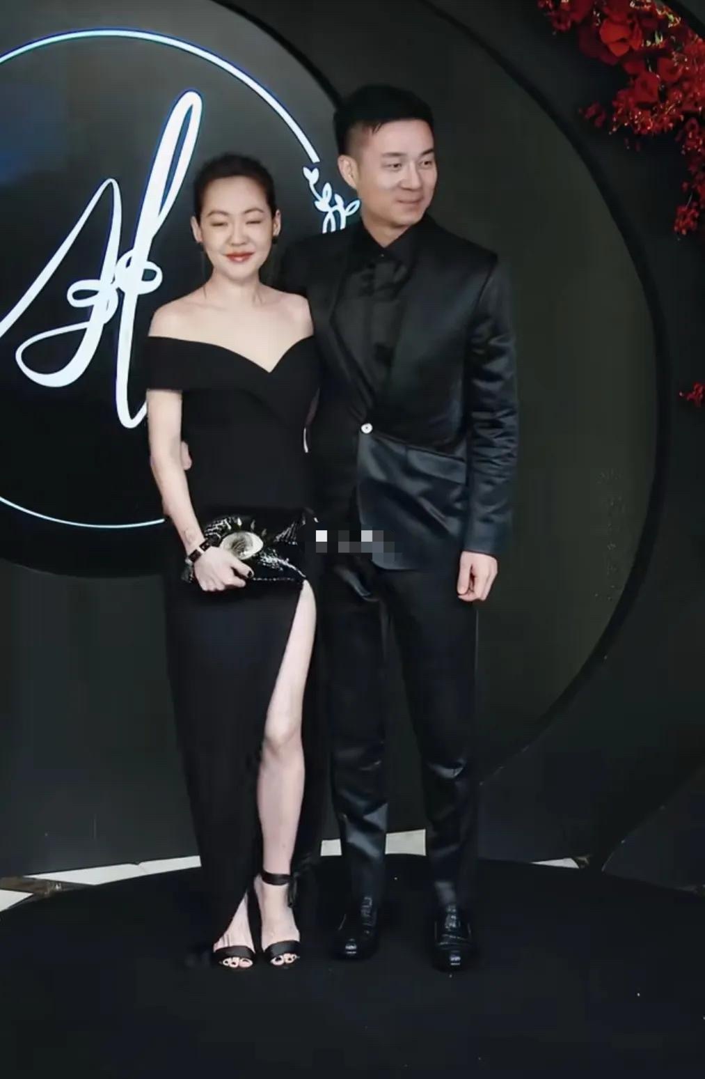 这俩口子，越来越相爱了。以前的流言蜚语，让她们更坚定婚姻。 