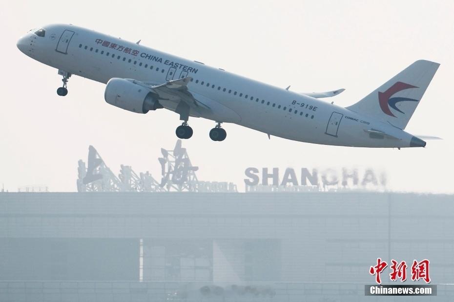 【第四架C919前往扬泰进行训练】1月4日，中国东方航空新接收的第四架C919大