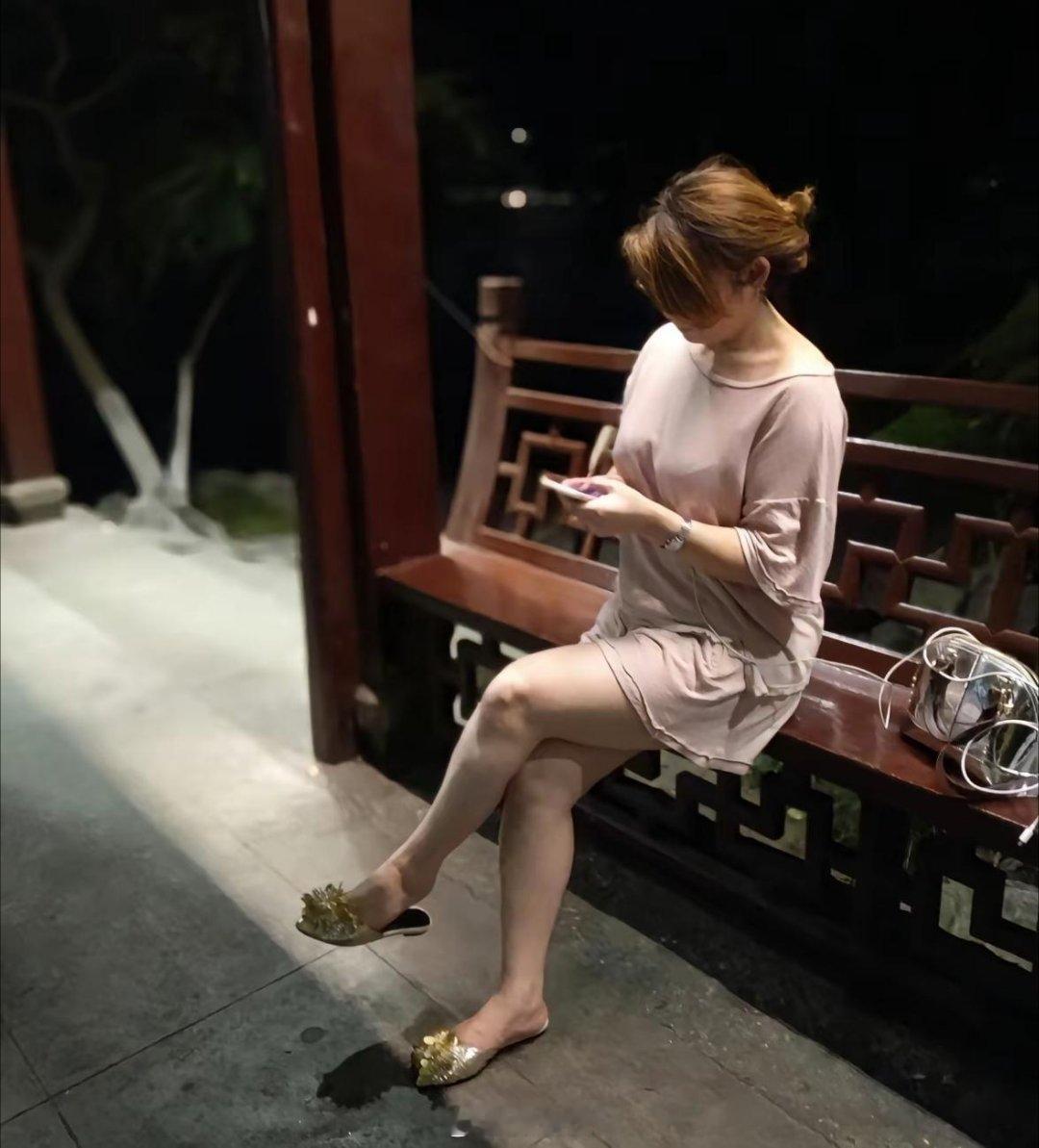黑夜给了我黑色的眼镜。 
