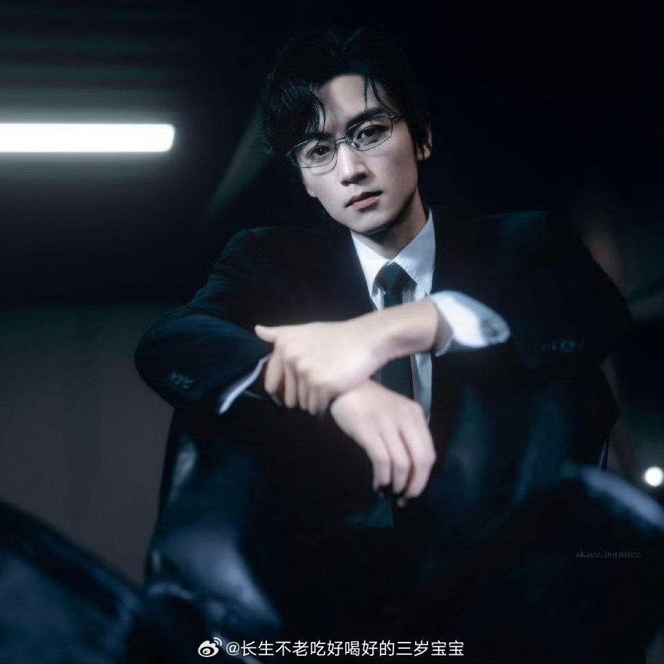 陈晓顶级东方骨相看到热搜点进来又被陈晓惊艳到！这骨相真的绝了，皮相骨相都优越，既