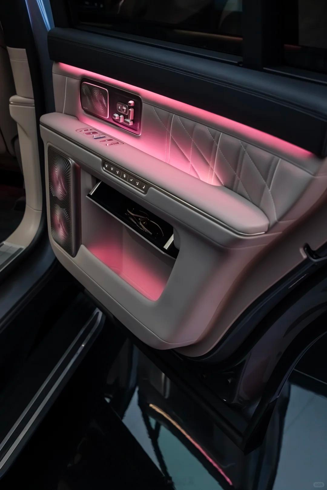 嗯…设计也是护城河群里捡到的两张图，氛围营造这块…Emmmm…暂时无解🤔蔚来E